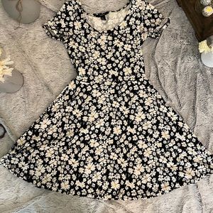 Fun and flirty daisy skater dress 🌼🖤🤍